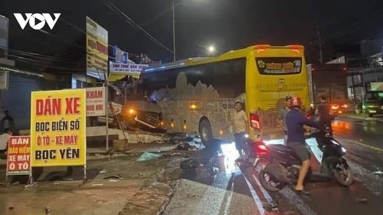 Four killed and five injured in head-on bus collision overnight in Dong Nai